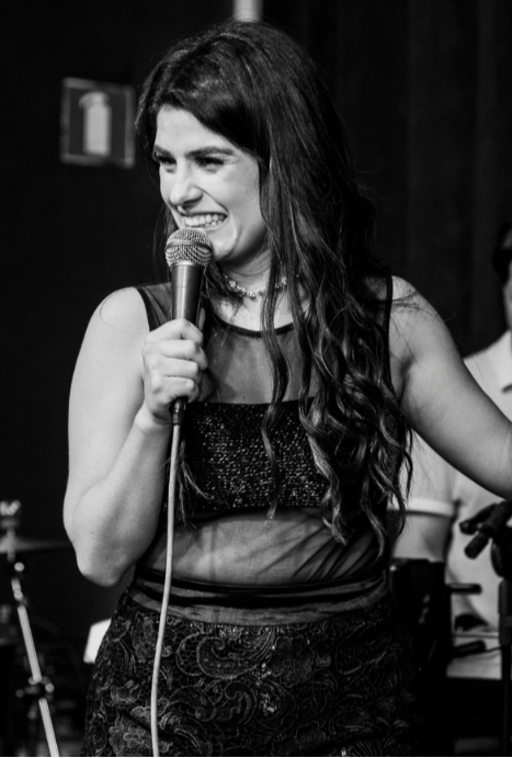 Apresentação da Cantora Vivian Aoki